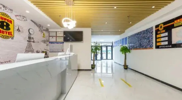 Super 8 Hotel (Beijing South Railway Station Xingfu Road), Book Hotel Hoteller i Beijing Province med parkering, Parkering