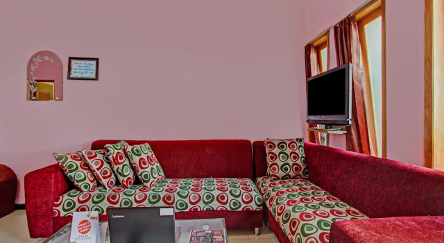 Villa Gothick by Oyo Rooms, Prenota Villa Batu East Java