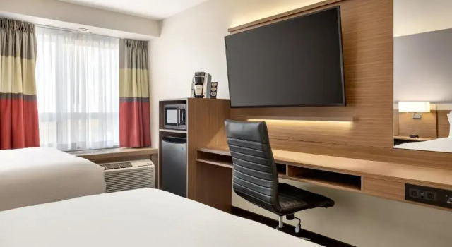 Четырёхместный номер Standard Microtel Inn & Suites by Wyndham Bonnyville