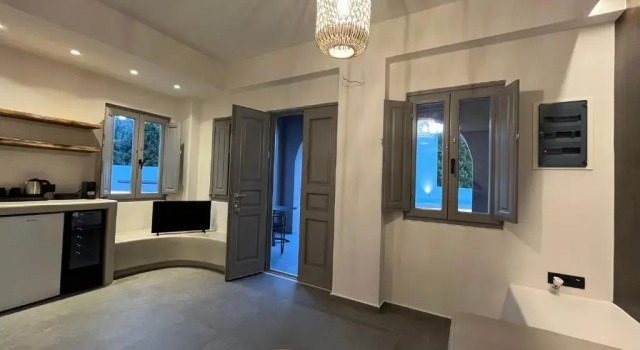 Люкс с красивым видом из окна Elements Cozy Suites Pyrgos