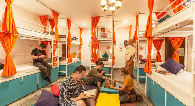 Кровать в общем номере goSTOPS Lite Varanasi