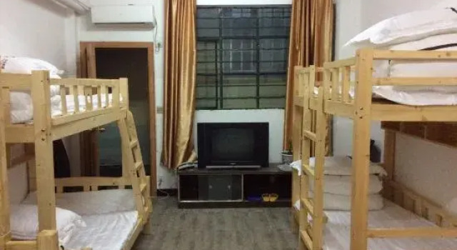 Кровать в общем номере Gongshan Ancient Road Qingyuan Theme Hotel