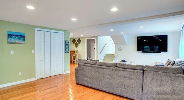 2 Mi to Beach: Falmouth Group Getaway w/ Game Room, Réserver Hôtel Falmouth Cap Cod