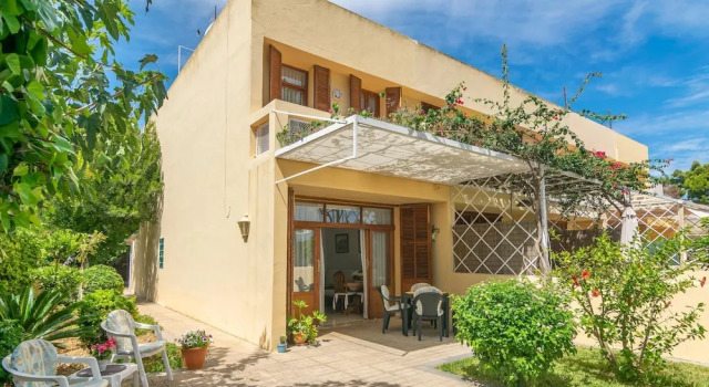 Вилла Bella in Alc dia With 3 Bedrooms and 2 Bathrooms