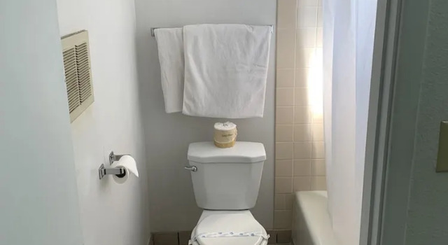 Четырёхместный номер Standard Economy Inn Motel
