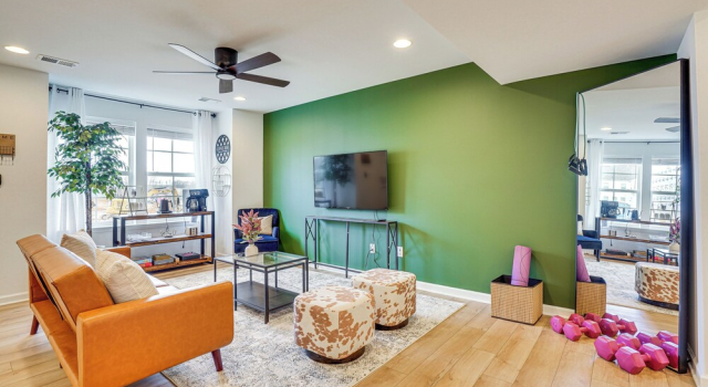 Great for Families! Townhome 9 Mi to Harpers Ferry, Buchen Sie Ferienwohnung Charles Town 