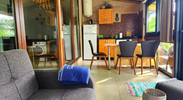 House & Yard Sesil XS 60m to beach, Book Feriehus Sommerhuse i Guria, Hytte