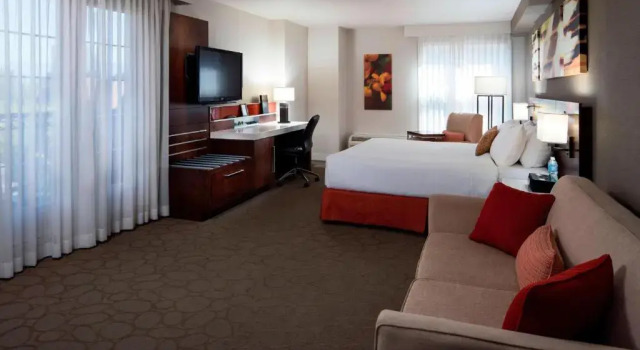 Номер Deluxe Delta Hotels by Marriott Grand Okanagan Resort