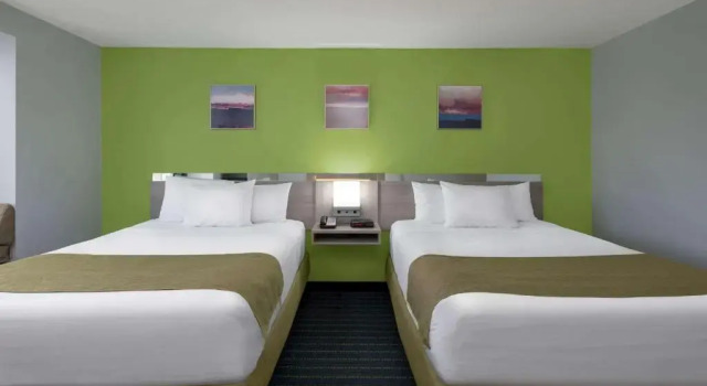 Четырёхместный номер Standard Microtel Inn by Wyndham Lake Norman