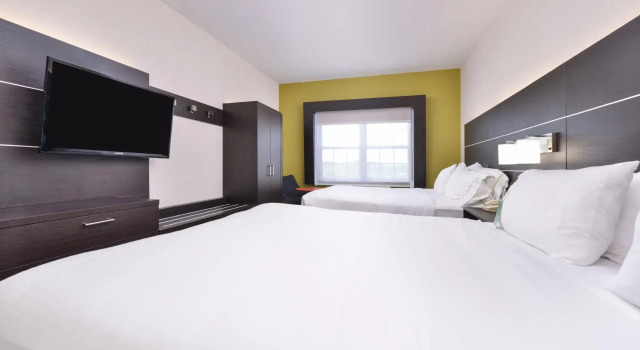 Четырёхместный номер Standard Holiday Inn Express Mystic by IHG