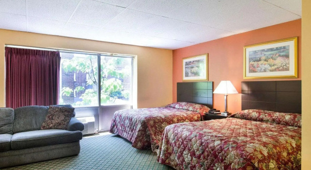 Четырёхместный номер Standard Framingham Inn
