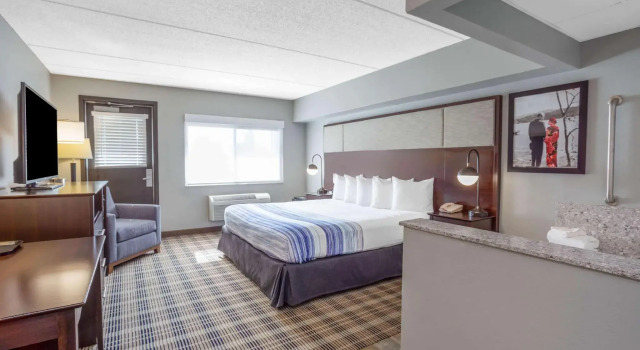 Двухместный номер Standard AmericInn by Wyndham Madison South
