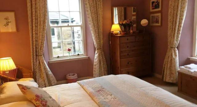 Peaseblossom House, a charming Grade II Listed Building, in a great location in Alnwick, Забронировать Отель Отели в центре Алник, в центре, Парковка