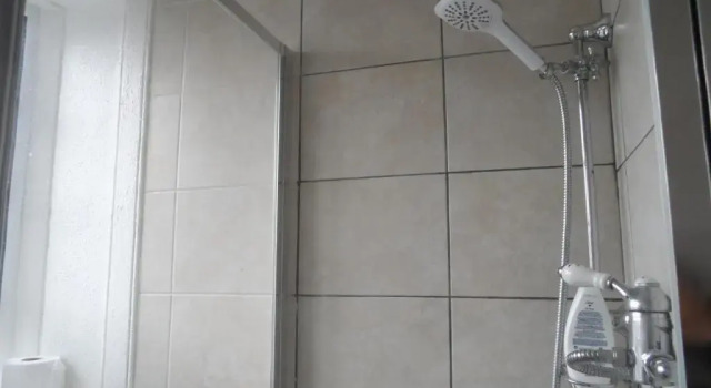 Кровать в общем номере Compton Guest House