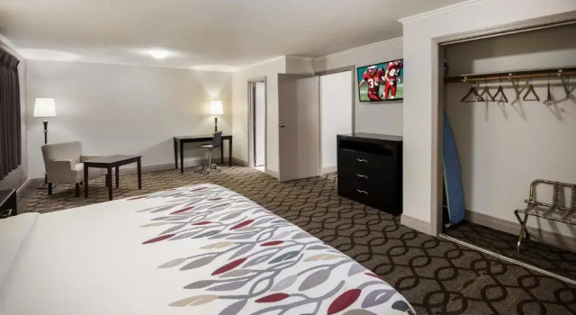Двухместный люкс с 2 комнатами Guesthouse Inn & Suites Lexington