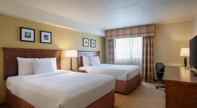 Четырёхместный номер Deluxe Travelodge Suites by Wyndham Regina - Eastgate Bay