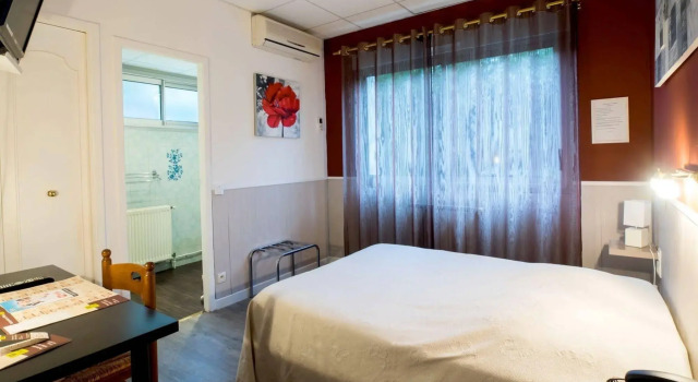 Logis Hôtel lAbricotine, Prenota Hotel Hotel a Alvernia con parcheggio, Parcheggio