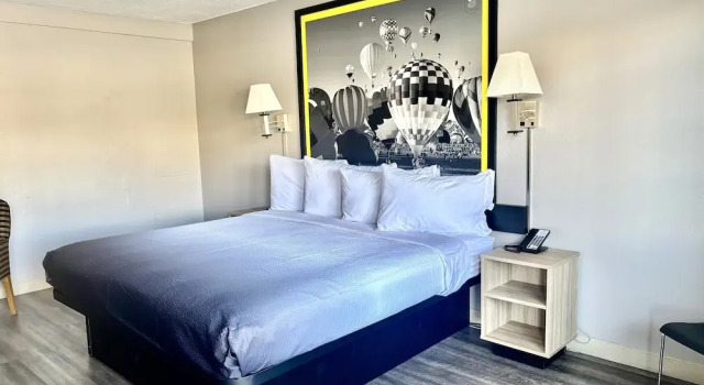 Двухместный номер Standard с балконом Super 8 by Wyndham Albuquerque Downtown