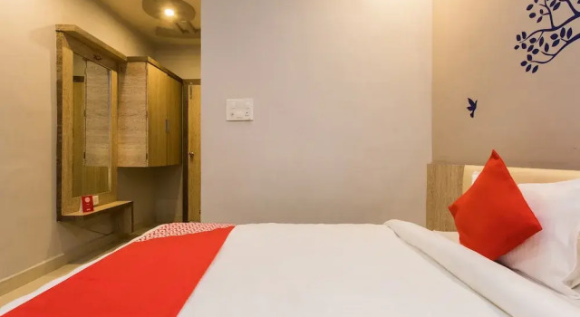 OYO 13531 Hotel Sundaram Palace, Забронировать Отель Удджайн штат Мадхья-Прадеш