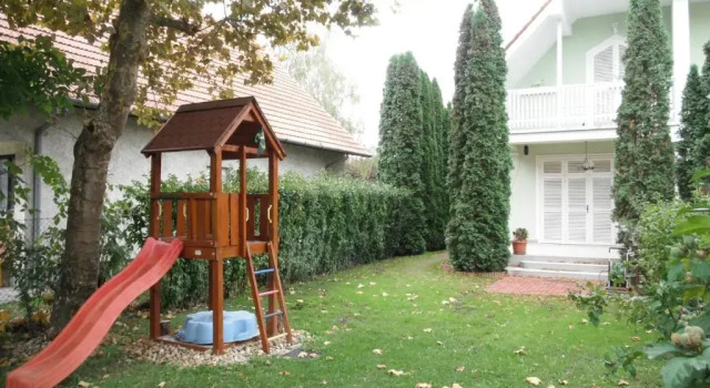 Коттедж с 4 комнатами Csokonai guesthouse