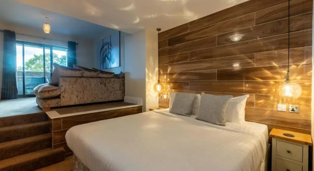 Четырёхместный люкс с гидромассажной ванной Exterior Lakes Hotel & Spa