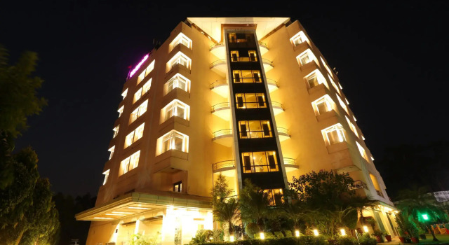 Regenta Orko 's Haridwar, Rezerwuj Hotel Hotele w Uttarakhand z basenem, Basen