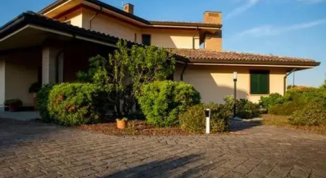 B&b Serena, Book Bed and Breakfast Hoteller i Roncofreddo med parkering, Parkering