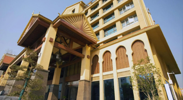 Mangshi Bailongshe Hotel (Dehong Mangshi Airport Dehong Mangshi Square Branch)