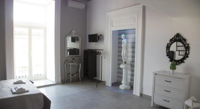 Vesuvius Luxury Suites, Забронировать Отель Недорогие отели Неаполя, рядом с Кафедральный собор Неаполя, недорого