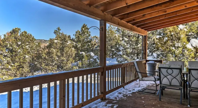 Коттедж Cozy Ski Cabin w/ Deck Near Taos Ski Valley!