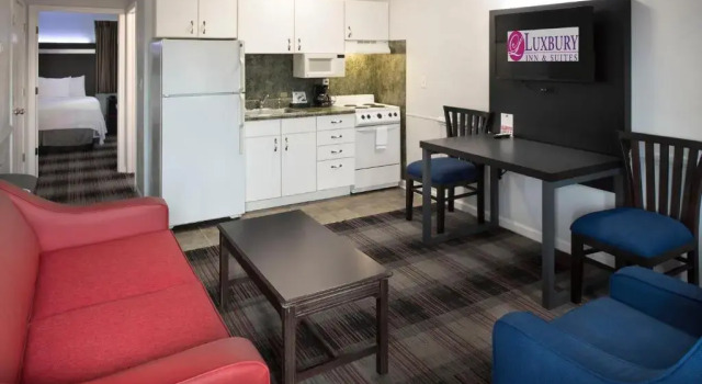 Люкс c 1 комнатой Luxbury Inn & Suites