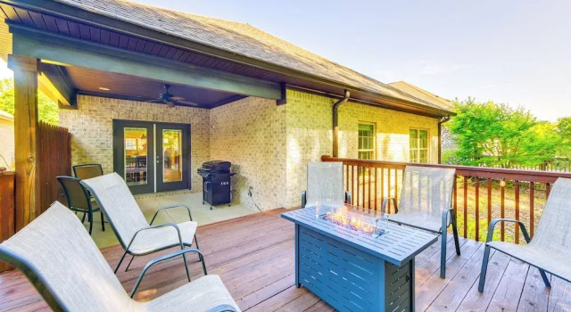 Коттедж 3 Mi to Campus: Auburn Home w/ Deck + Fire Pit