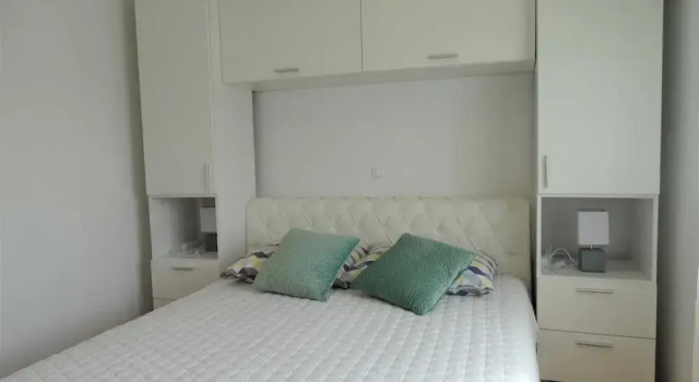 Апартаменты Shimmering Sea Apartment With Sea View and Balcony