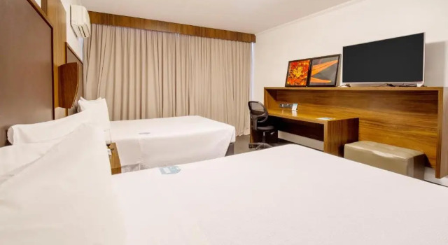 Luxo Quádruplo quarto Deville Maringá