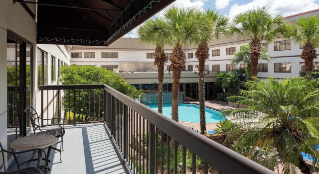 Люкс c 1 комнатой с балконом и с видом на бассейн Sheraton Suites Orlando Airport Hotel