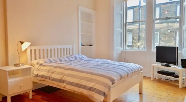 1 Bedroom Flat With Box Room In Edinburgh, Забронировать Отель Эдинбург Midlothian, рядом с Холирудское абатство