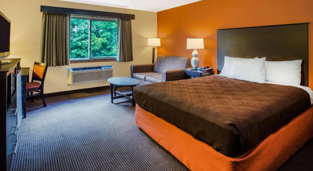 Двухместный люкс AmericInn by Wyndham Menomonie