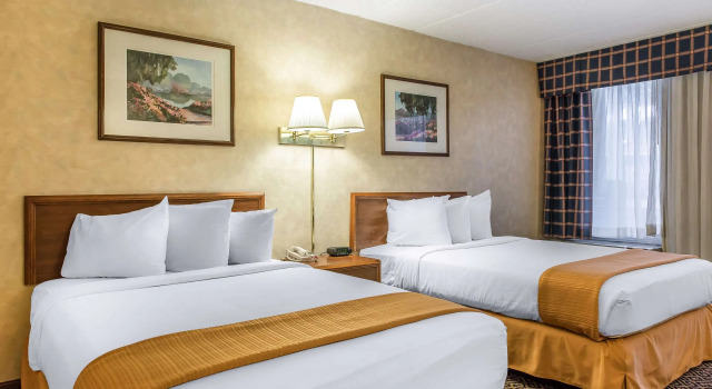 Четырёхместный номер Standard Quality Inn and Conference Center