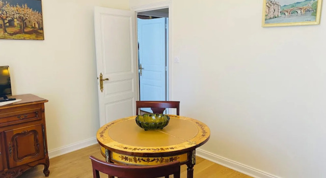 Deluxe Suite with park view Logis Vélès