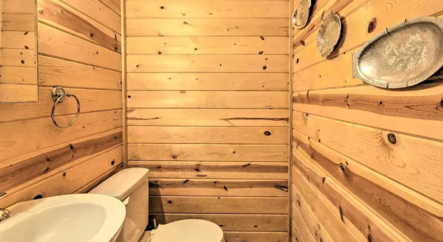 Коттедж Rustic Gatlinburg Chalet w/ Hot Tub: 2 Mi to Town
