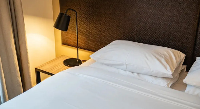 Chic 1-bed in East Melbourne With Gym & Pool, Забронировать Апартаменты/квартира Апартаменты Мельбурна, рядом с Fire Services Museum of Victoria, Апартаменты/квартира