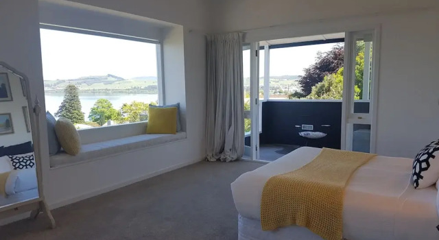 View From on Top - 6 Bedroom House, Забронировать Отель Отели Lake Taupo 3 звезды, 3*