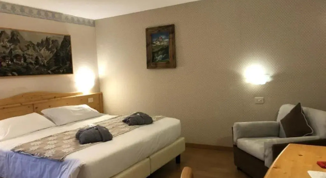Hotel Edelweiss 3 Stelle SUPERIOR, Забронировать Отель Отели Брей-Червиния с парковкой, рядом с Лыжный подъемник Червиния, Парковка