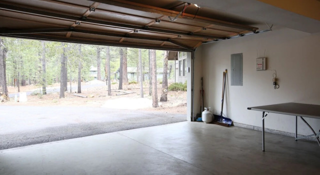 2 Quail Home Private Hot Tub, Steps from SHARC and short walk to the Sunriver Village by RedAwning