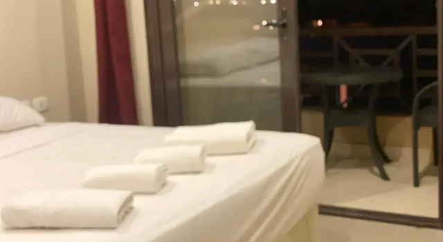 Unique 4-rooms villa w/private pool, beach & dock., Prenota Villa Hotel a Mar Rosso con parcheggio, Parcheggio