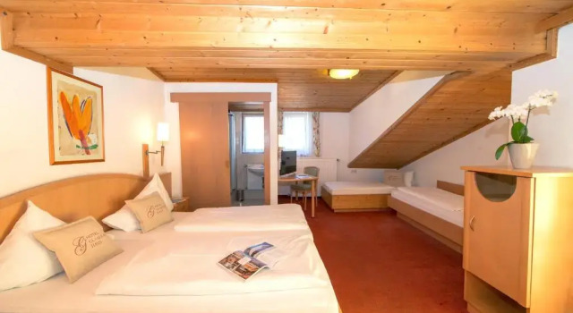 Четырёхместный номер Standard с балконом Hotel Glasererhaus