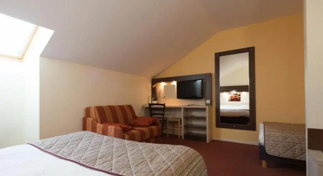 Четырёхместный номер Standard Logis JumHotel