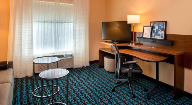 Четырёхместный люкс с видом на воду Fairfield Inn & Suites by Marriott Orlando East/UCF Area