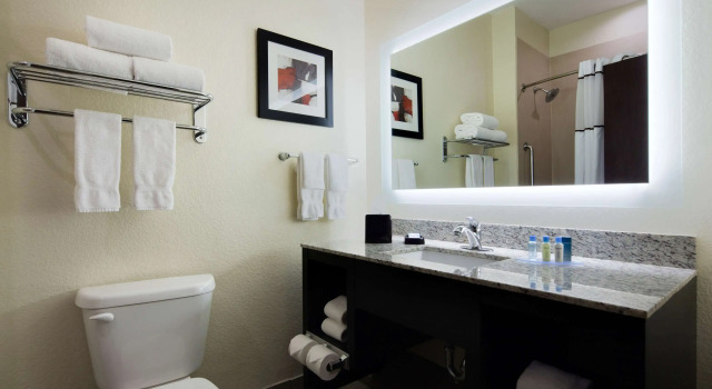 Четырёхместный номер Standard Best Western Plus Fairview Inn & Suites