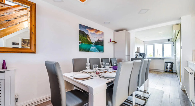 Family Beachfront Bliss Sleeps 10, Забронировать Отель Отели Исторического графства Суссекса с парковкой, Парковка